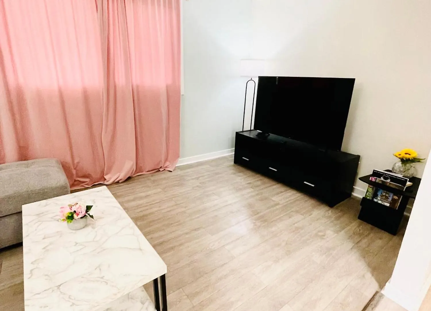 Cozy 2-Bedroom Apartment In The Heart Of Downtown Ottawa
