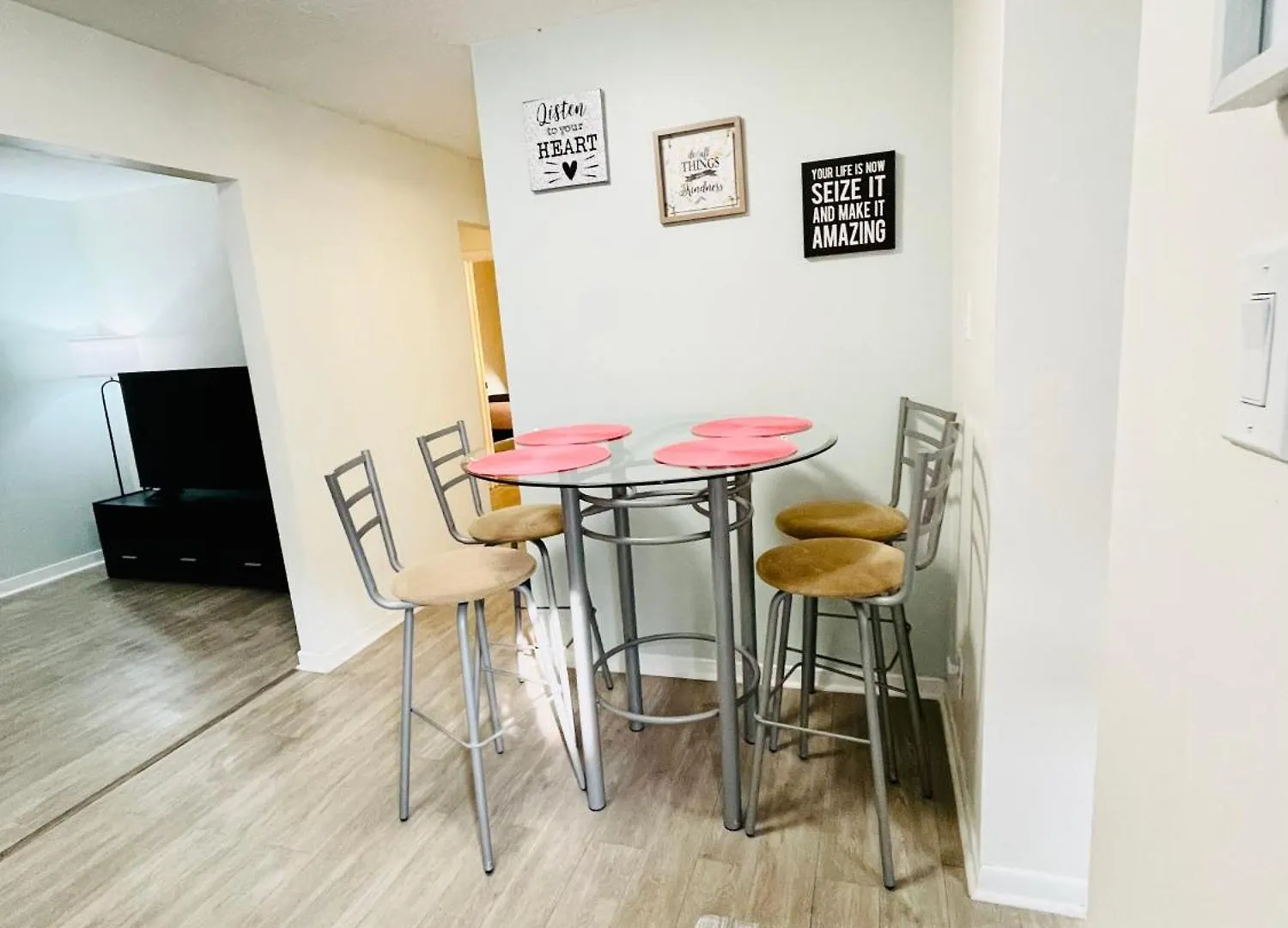 Cozy 2-Bedroom Apartment In The Heart Of Downtown Ottawa